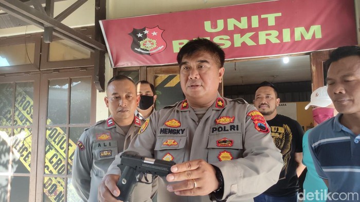 Foto kapolsek Gayamsari dan pelaku penodongan airsoftgun di Polsek Gayamsari.
