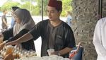 Alvin Faiz Saat Masak Seblak hingga Bagi-bagi Makanan di Jumat Berkah