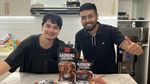 Alvin Faiz Saat Masak Seblak hingga Bagi-bagi Makanan di Jumat Berkah