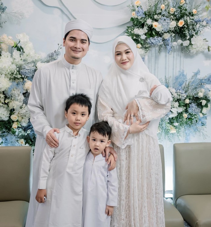 Alvin Faiz Saat Masak Seblak hingga Bagi-bagi Makanan di Jumat Berkah
