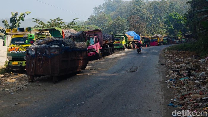 Antrean Truk Pembuangan Sampah di Jalan Menuju TPA Sarimukti