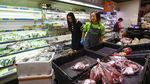 Topan Saola Bikin Rak di Supermarket Hong Kong Kosong Melompong