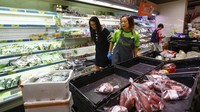 Topan Super Saola yang hampir mendekati kawasan China membuat warga berbondong-bondong membeli bahan makanan.