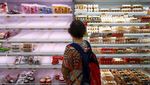 Topan Saola Bikin Rak di Supermarket Hong Kong Kosong Melompong