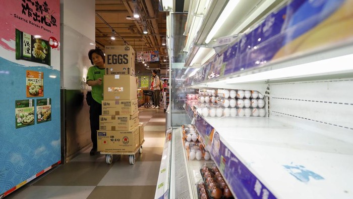 Asia Typhoon A shopper looks at near empty shelves at a supermarket as super typhoon Saola approaches Hong Kong on Friday, Sept. 1, 2023. Most of Hong Kong and parts of southern China ground to a near standstill as Super Typhoon Saola edged closer Friday. (AP Photo/Daniel Ceng)