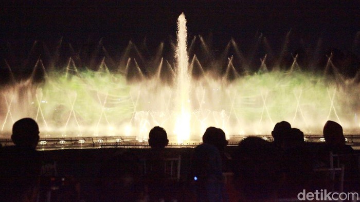 Atraksi Air Mancur Meriahkan Malam Peresmian TMII