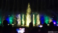 Begini penampakan atraksi air mancur di malam peresmian revitalisasi TMII, Jakarta, Jumat (1/9/2023).