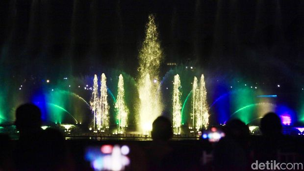 Atraksi Air Mancur Meriahkan Malam Peresmian TMII