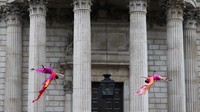 Penari dari grup tari vertikal Bandaloop tampil sambil digantung di Katedral St Paul, London, Inggris, Kamis (31/8/2023).  