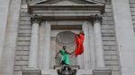 Atraksi Penari Bandaloop Meliuk-liuk di Dinding Katedral