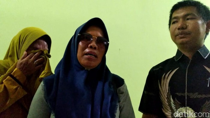 Hendriani didampingi kakak perempuannya memberikan keterangan terkait kematian ayahnya.