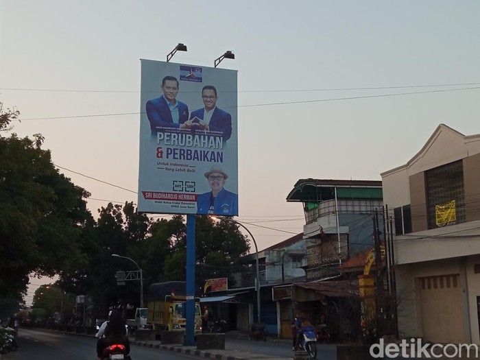 Baliho Anies Baswedan - AHY di Jalan Sisingamangaraja, Kota Cirebon