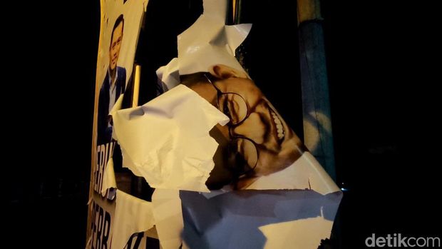 Baliho bergambar AHY dan Anies di Pati dirusak oleh kader DPC Demokrat Pati, Kamis (31/8/2023).