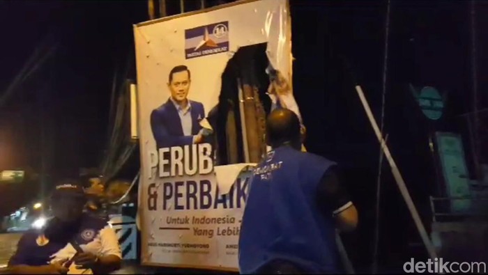 Baliho bergambar AHY dan Anies di Pati dirusak oleh kader DPC Demokrat Pati, Kamis (31/8/2023).