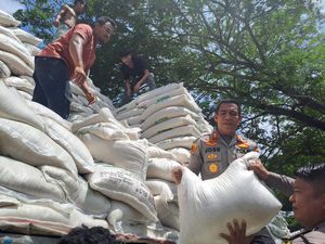 Kagetnya Warga di Batu Bara Didatangi Kapolres saat Memungut Beras