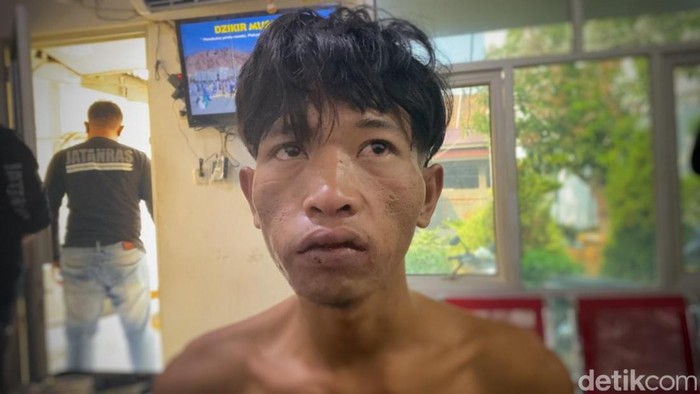 Tampang Ahong, begal berjimat bacok wanita di Palembang saat diamankan di Polda Sumsel.