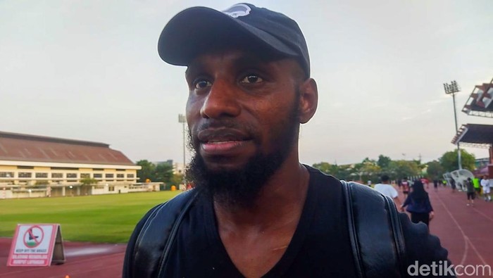 Bek Persebaya Yohanes Kandaimu