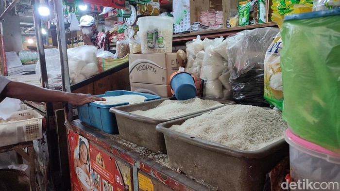 Beras di Pasar Peterongan, Semarang, Jumat (1/9/2023).