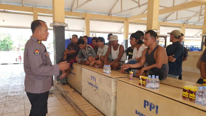 Polres Berau, Kalimantan Timur (Kaltim) menggelar Jumat Curhat bersama pekerja perusahaan dan awak kapal di PPi Sambaliung.