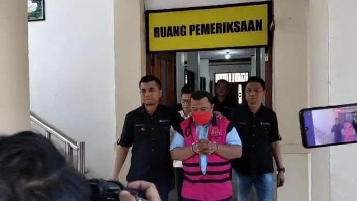 Kejati Gorontalo menetapkan mantan Direktur PDAM Tirta Bulango Kabupaten Bone Bolango Yusar Laya sebagai tersangka kasus korupsi dengan kerugian negara Rp 24,3 miliar.