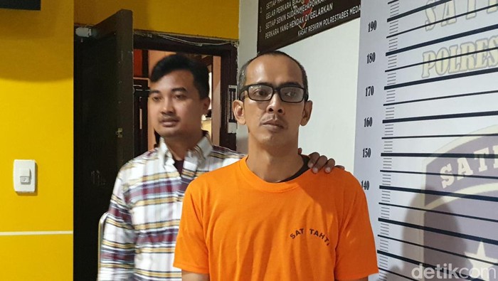 Budi Wijaya pelaku pencurian mobil saat berada di Polrestabes Medan. (Goklas Wisely/detikSumut)