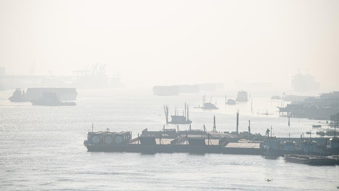 Bukan Foto Negatif, Ini Kota Palembang Saat Dikepung Kabut Asap Kapal tongkang pengangkut batu bara melintasi Sungai Musi yang tertutup kabut asap di Palembang, Sumatera Selatan, Jumat (1/9/2023). Berdasarkan pantauan satelit Himawari SM 9 terdeteksi sebaran asap di wilayah Sumatera Selatan, Kalimantan Barat, Kalimantan Tengah dan Kalimantan Selatan yang merupakan dampak dari kebakaran hutan dan lahan (Karhutla) yang terjadi di daerah tersebut. ANTARA FOTO/Nova Wahyudi