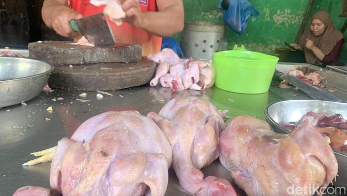 Daging ayam penyebab deflasi tertinggi di Sumut. (Kartika Sari/detikSumut)