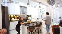 Beginilah penampilan dapur di rumah Kiky Saputri dan Muhammad Khairi. Ada meja makan yang bisa dipakai untuk dua orang di sana. Foto: YouTube Rans Entertainment