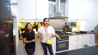 Kiky Saputri mengatakan bahwa dapur dengan nuansa putihnya ini merupakan dapur bersih. Biasanya asisten rumah tangga memasak di dapur kotor. Foto: YouTube Rans Entertainment