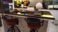 Nah, ini meja makan berdua untuk Kiky Saputri dan Muhammad Khairi. Mejanya berwarna hitam dan putih dilengkapi dengan kursi mungil. Foto: YouTube Rans Entertainment