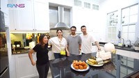 Saat menggeledah dapur di rumah Kiky Saputri dan Muhammad Khairi, Raffi Ahmad dan Nagita Slavina pun mengajak berfoto bersama. Foto: YouTube Rans Entertainment