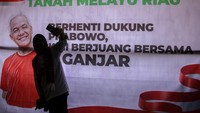 Relawan yang mengatasnamakan PS19forwardGP24 berselfie dengan latar belakang spanduk dukungan kepada Ganjar Pranowo disaat deklarasi dukungan untuk Ganjar Pranowo sebagai calon presiden pada pemilu 2024, di Pekanbaru, Riau, Jumat (1/9/2023). 