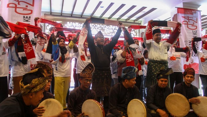 Relawan yang mengatasnamakan PS19forwardGP24 berselfie dengan latar belakang spanduk dukungan kepada Ganjar Pranowo disaat deklarasi dukungan untuk Ganjar Pranowo sebagai calon presiden pada pemilu 2024, di Pekanbaru, Riau, Jumat (1/9/2023). Relawan PS19forwardGP24 sebelumnya merupakan relawan Prabowo Subianto di Provinsi Riau pada pilpres 2019 dan kini memindahkan dukungan kepada calon presiden Ganjar Pranowo. ANTARA FOTO/Rony Muharrman/hp.