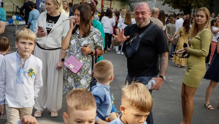 First graders sing national anthem during a ceremony to mark the start of the new school year, amid Russia's attack on Ukraine, in Kyiv, Ukraine September 1, 2023. REUTERS/Gleb Garanich