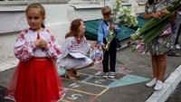 Meski berada di tengah peperangan, anak-anak Ukraina tetap semangat bersekolah.  