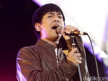 Duh! Rian DMASIV Kena Sembur Api di Panggung