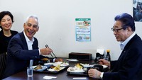 Selama kunjungannya, Emanuel menyantap makanan laut hasil tangkapan lokal saat makan siang bersama Wali Kota Soma di Fukushima, Hidekiyo Tachiya. Momen itu menunjukkan keyakinannya terhadap keamanan produk makanan Jepang.