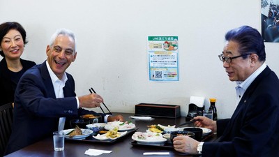 Dubes AS Santap Sushi Fukushima Saat China Larang Impor Makanan Laut Jepang