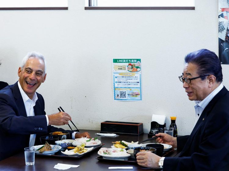 Dubes AS Santap Sushi Fukushima Saat China Larang Impor Makanan Laut Jepang