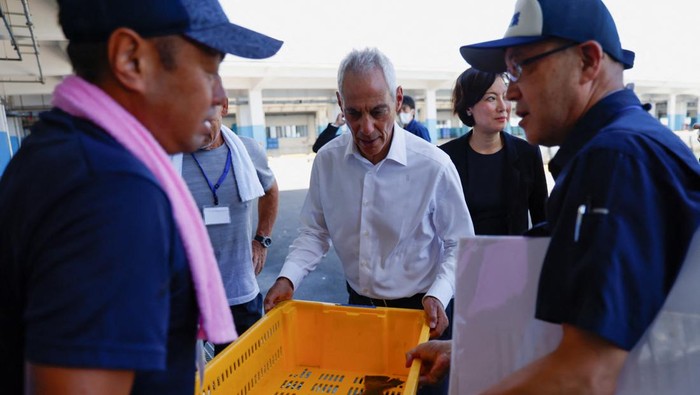 Dubes AS Santap Sushi Fukushima Saat China Larang Impor Makanan Laut Jepang U.S. Ambassador to Japan Rahm Emanuel eats lunch with Soma Mayor Hidekiyo Tachiya at Restaurant Takohachi during his visit to show his support for the water discharge from the Fukushima Daiichi nuclear power plant, in Soma, Fukushima Prefecture, Japan, August 31, 2023. REUTERS/Kim Kyung-Hoon