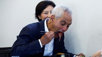 Emanuel makan siang bersama Walikota Soma Hidekiyo Tachiya di Restoran Takohachi. Ia nampak begitu menikmati sushi yang dihidangkan.
