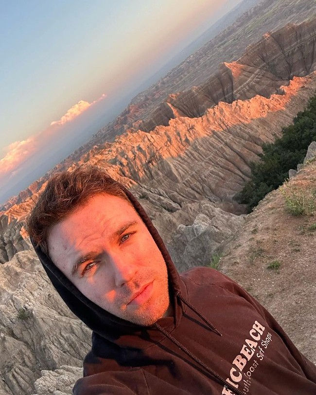 Setelah bertemu dengan salah satu anaknya, Dylan meminta untuk masuk dalam grup Facebook di mana orang tua dari keturunannya tergabung. Pria yang berprofesi sebagai software engineer tersebut lalu memutuskan untuk meninggalkan pekerjaan dan memakai semua tabungan untuk bertemu mereka semua. Foto: Instagram