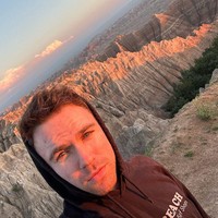 Setelah bertemu dengan salah satu anaknya, Dylan meminta untuk masuk dalam grup Facebook di mana orang tua dari keturunannya tergabung. Pria yang berprofesi sebagai software engineer tersebut lalu memutuskan untuk meninggalkan pekerjaan dan memakai semua tabungan untuk bertemu mereka semua. Foto: Instagram