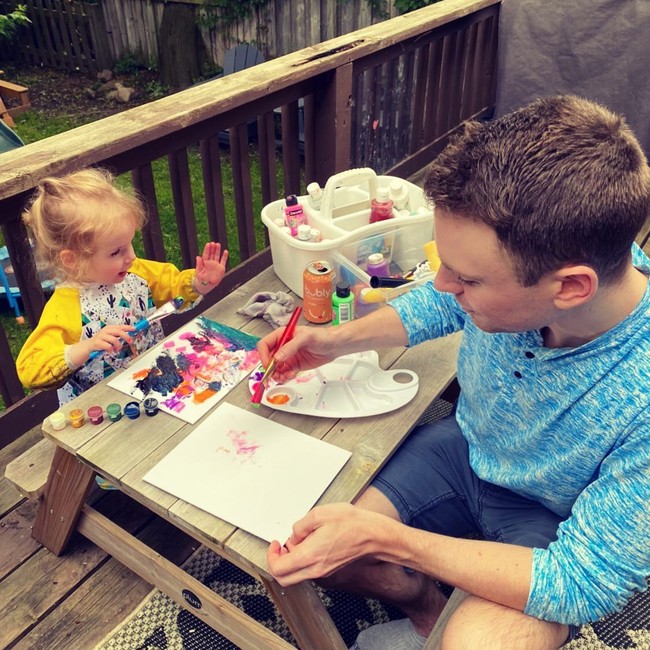 Meski bukan benar-benar anak yang dirawatnya, dikatakan jika Dylan punya koneksi dengan keturunannya. Ia bahkan menangis ketika melihat bagaimana mereka punya kesamaan fisik. Pria itu pun berusaha mengingat mereka dengan mencatat nama dan tanggal lahir. Aku ingin melihat mereka tumbuh, ujarnya. Foto: Instagram