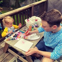 Meski bukan benar-benar anak yang dirawatnya, dikatakan jika Dylan punya koneksi dengan keturunannya. Ia bahkan menangis ketika melihat bagaimana mereka punya kesamaan fisik. Pria itu pun berusaha mengingat mereka dengan mencatat nama dan tanggal lahir. Aku ingin melihat mereka tumbuh, ujarnya. Foto: Instagram