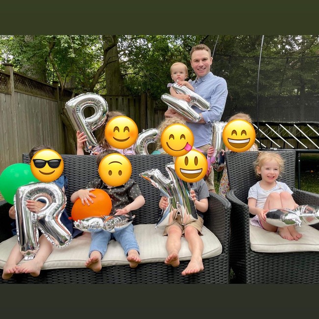 Tampak punya niat baik namun orang tua dari anak biologis Dylan sendiri mengaku berhati-hati dengan kedatangannya. Mereka juga memastikan kepada anak-anak bahwa Dylan bukan ayah mereka dan tetap orang asing. Foto: Instagram