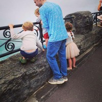 Kami datang ketika dia mengalami kesulitan. Menemui anak-anak memberinya tujuan baru. Setelah kami mengenal dia, kami merasa lebih nyaman. Tapi perasaanku berkata nantinya dia bisa merasa berhak yang mana bisa jadi masalah. Kami butuh dinding yang bisa ditembus untuk melindungi anak dan keluarga kami untuk dia bisa datang, kata salah satu ibu bernama Bowes. Foto: Instagram