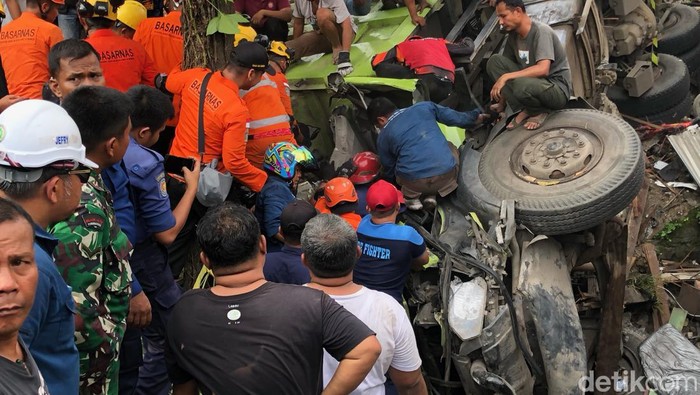 Foto: Evakuasi sopir dan kernet yang mengalami kecelakaan di Indarung. (M. Afdal Afrianto/detikSumut).