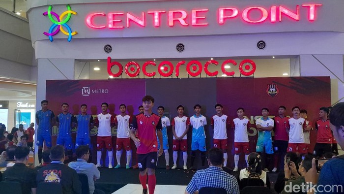 Foto: Manajemen perkenalkan jersey dan 23 pemain Sada Sumut FC (Nizar Aldi/detikSumut)