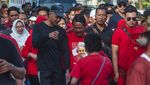 Momen Ganjar Pranowo Jalan Sehat Sambil Sapa Warga di Klaten